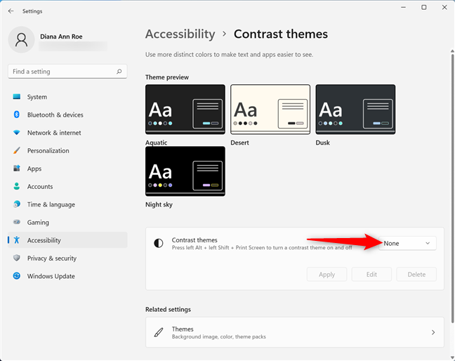 Щелкните или коснитесь поля рядом с Контрастными темами