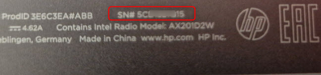 На этом ноутбуке HP серийный номер напечатан на задней панели маленькими буквами.