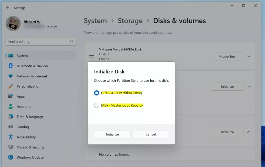 Windows инициализирует диск, выбирает стиль раздела