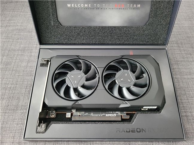 Распаковка AMD Radeon RX 7600