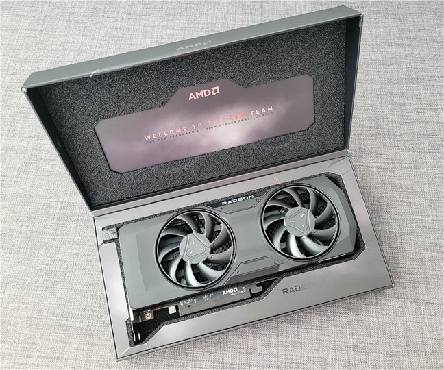 Распаковка AMD Radeon RX 7800 XT