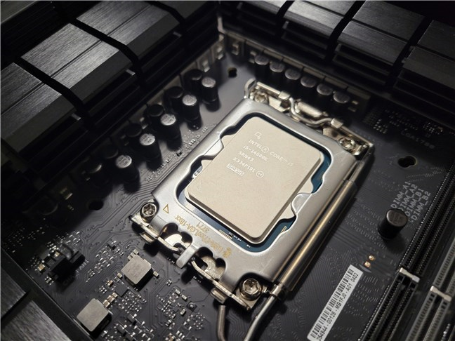 Процессор Intel Core i5-14600K, установленный на материнской плате