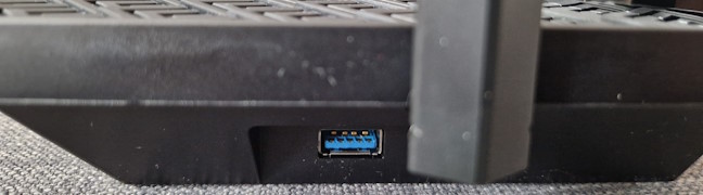 Порт USB 3.0 находится на левой стороне роутера.