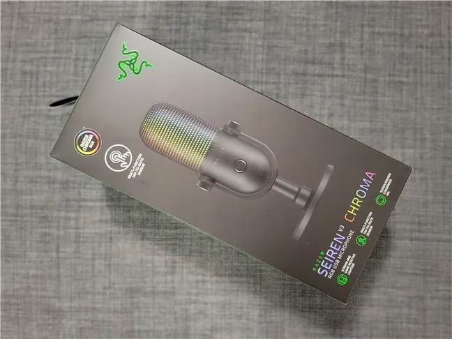 Микрофон Razer Seiren V3 Chroma: коробка