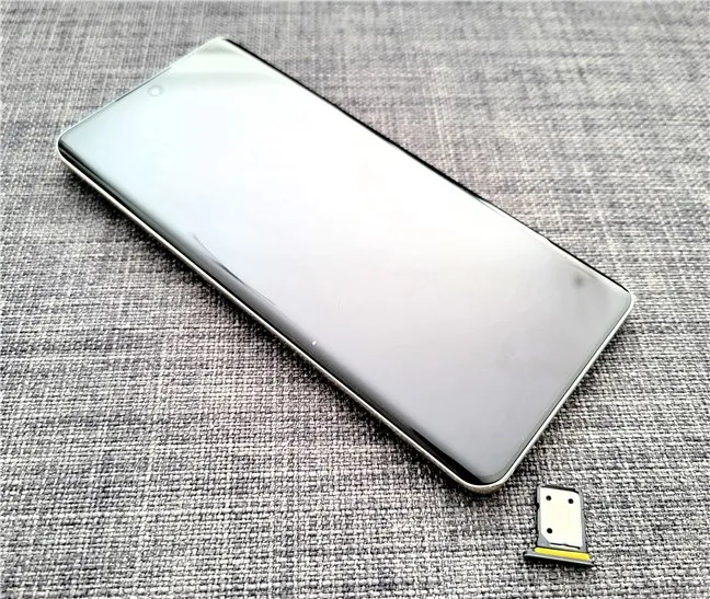 Realme 12 Pro 5G — телефон с двумя SIM-картами.