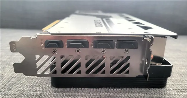 Видеокарта GIGABYTE GeForce RTX 4080 SUPER имеет четыре выходных порта.
