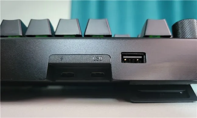 Razer BlackWidow V4 Pro имеет сквозной порт USB 2.0.