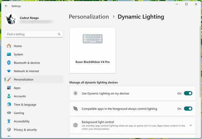 Razer BlackWidow V4 Pro совместима с динамическим освещением Windows 11.