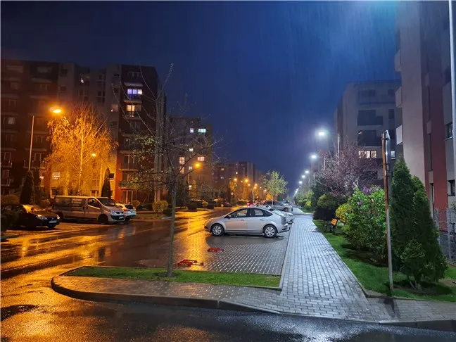 Фото сделано ночью во время дождя