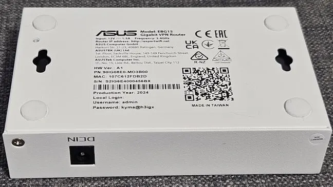 ASUS ExpertWiFi EBG15 можно крепить на стену