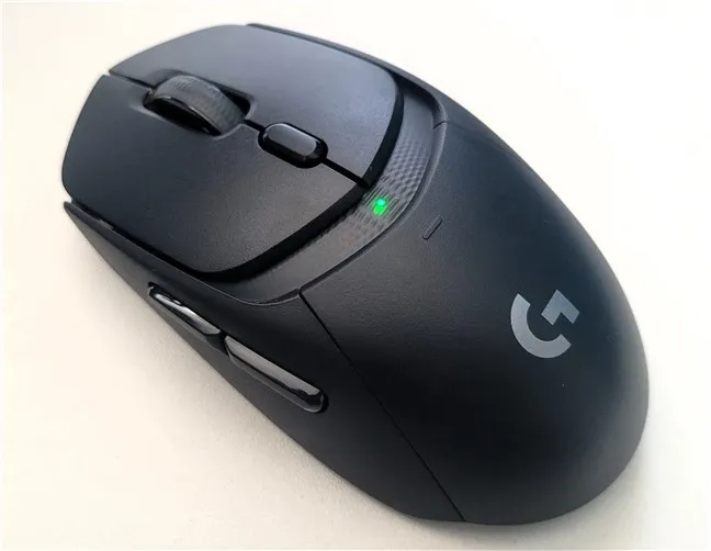 Logitech G G309 LIGHTSPEED имеет простой дизайн.