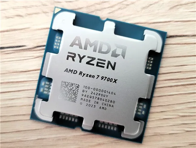 AMD Ryzen 7 9700X крупным планом.