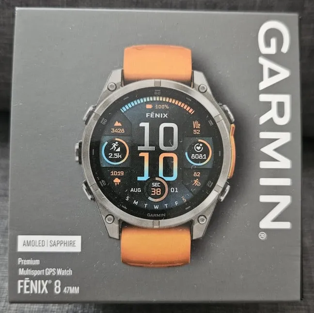 Garmin Fenix ​​8 поставляется в серой картонной коробке.