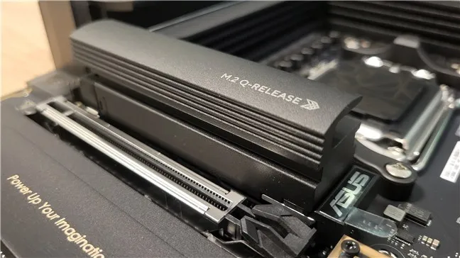 Плата оснащена PCIe 5 для графики и твердотельных накопителей.