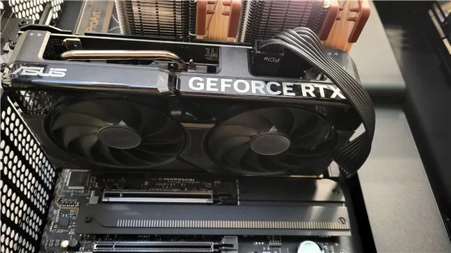 Графический процессор NVIDIA GeForce 4060, установленный в корпусе NZXT H7 Flow