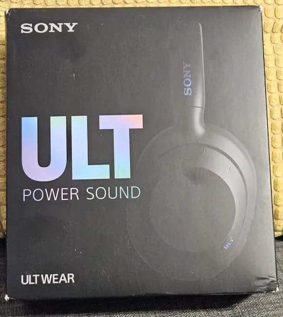 Открыв футляр, вы увидите Sony ULT WEAR.