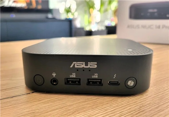 Передняя часть ASUS NUC 14 Pro AI