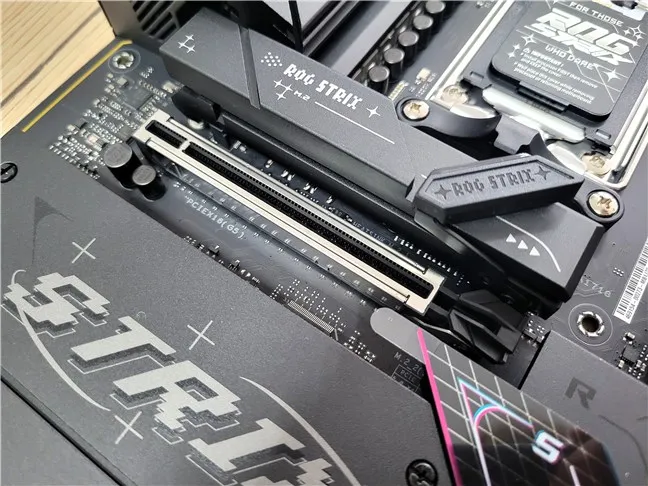 Имеет поддержку PCIe 5 для графического процессора и твердотельных накопителей.