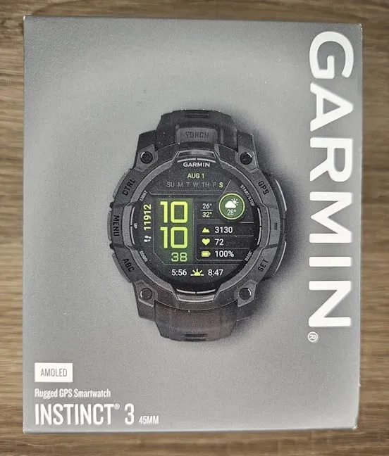 Garmin Instinct 3 спрятан во внутреннем контейнере.