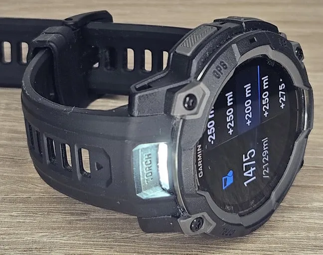 Garmin Instinct 3 также оснащен фонариком.