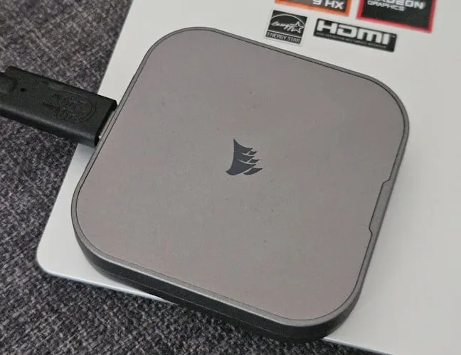 Corsair EX400U может крепиться к металлическим поверхностям