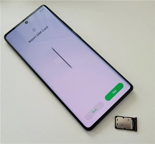 Этот телефон поддерживает одновременно две SIM-карты и одну карту microSD.