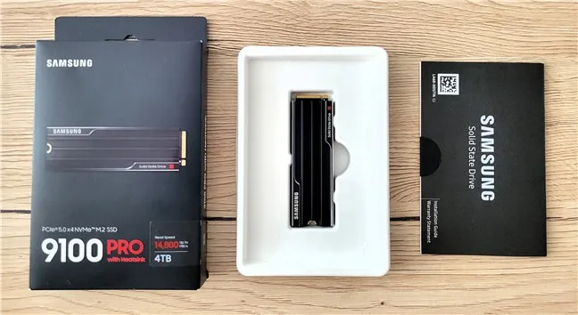 В комплекте с SSD нет никаких дополнительных компонентов.