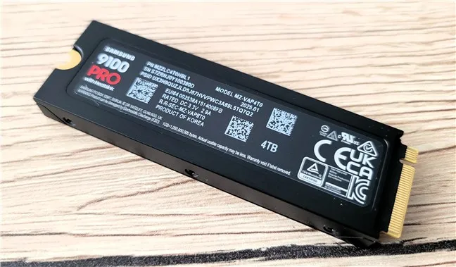 Некоторые характеристики и информацию о SSD можно увидеть на его нижней стороне.