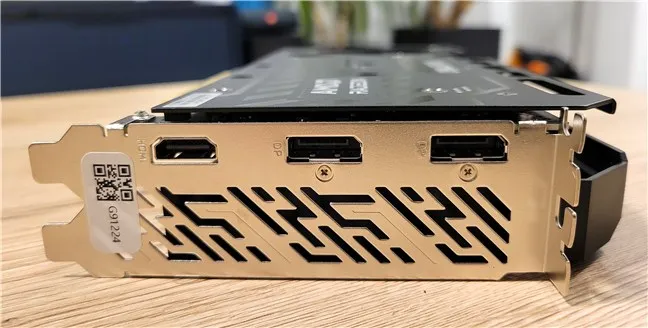 Карта имеет два выхода DisplayPort и один HDMI.