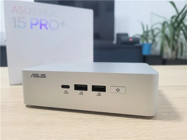 ASUS NUC 15 Pro+ — небольшое устройство, которое можно держать в одной руке.