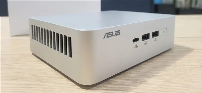На передней панели вы найдете пару быстрых USB-портов.