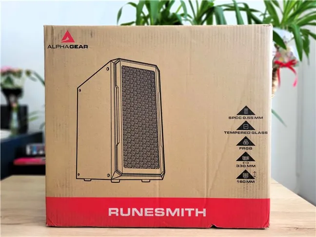 Компьютер поставляется в коробке AlphaGear Runesmith.