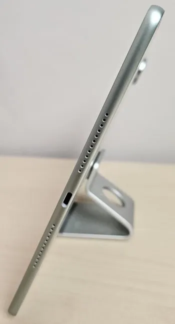 Порт USB-C находится справа.