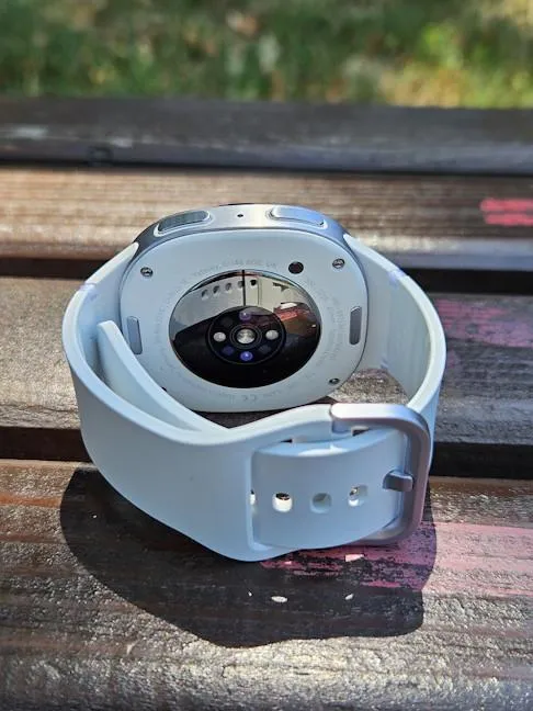 Я тестирую 40-миллиметровый Galaxy Watch8 с маленьким ремешком.