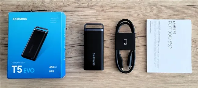 В комплект SSD входит кабель USB-C.