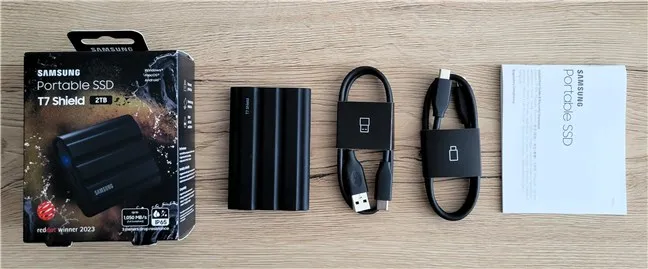 В комплект поставки накопителя входят два USB-кабеля.
